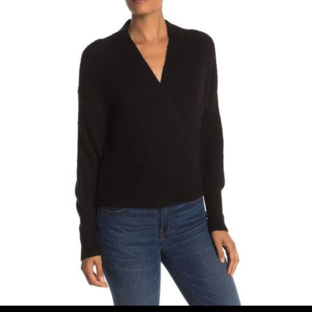 Max Studio black cross front puffed soft swear M